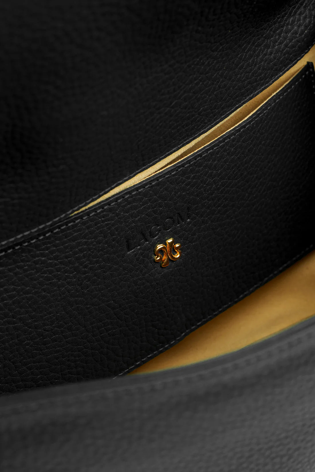 Lagom — Bära  Deep Black Clutch