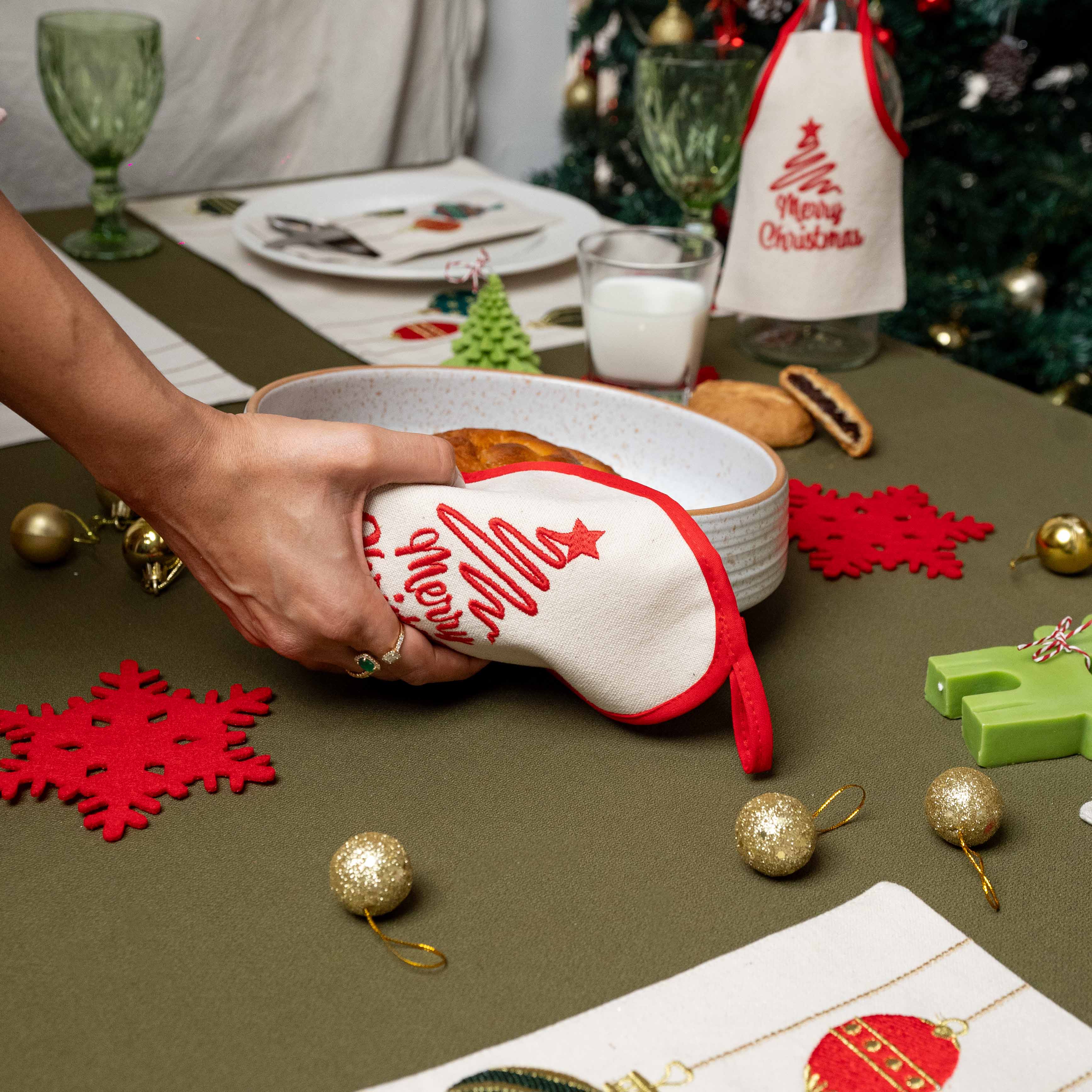 Merry Christmas Oven Mittens