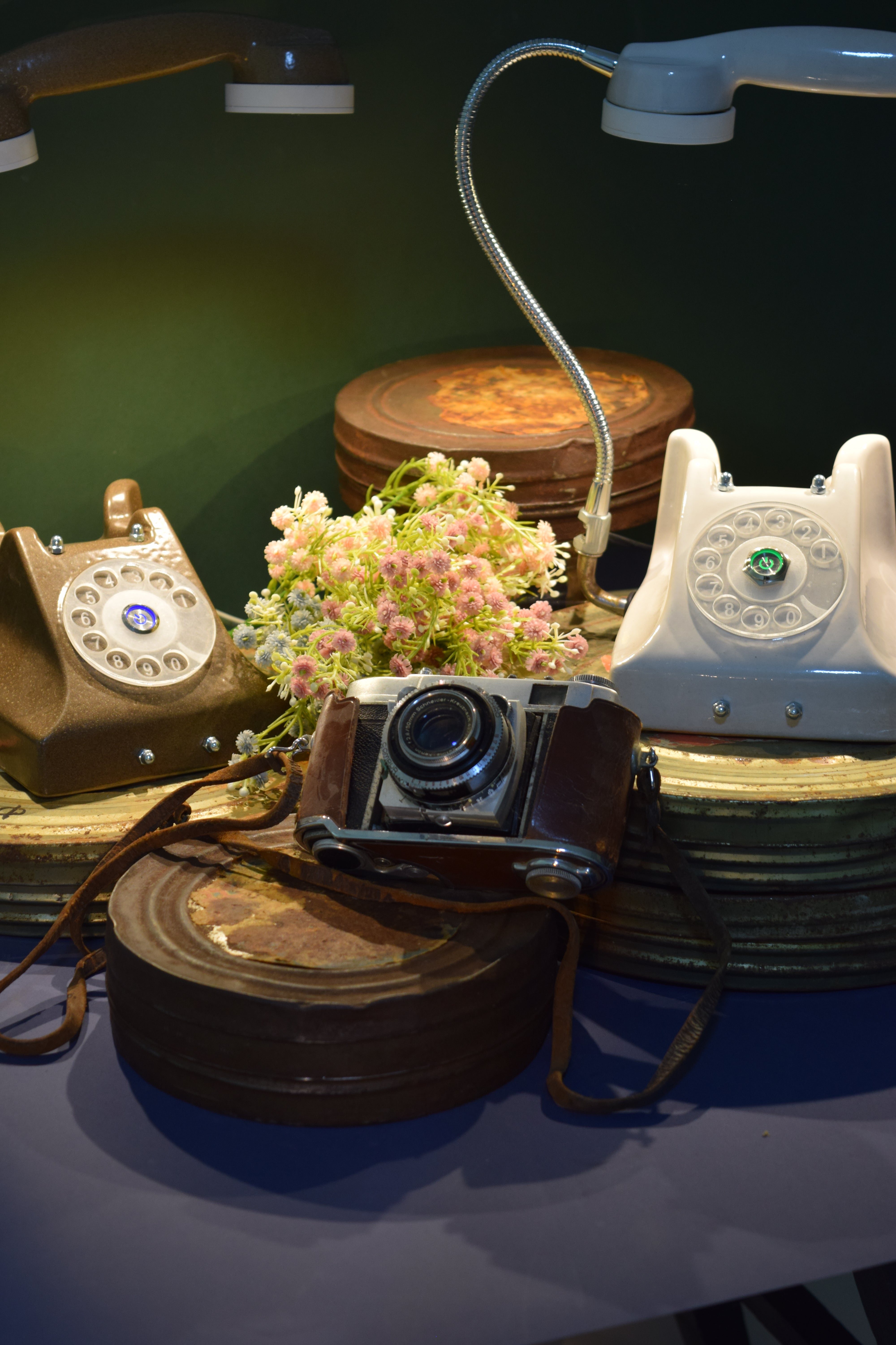 Glazed Phone-Table Lamp