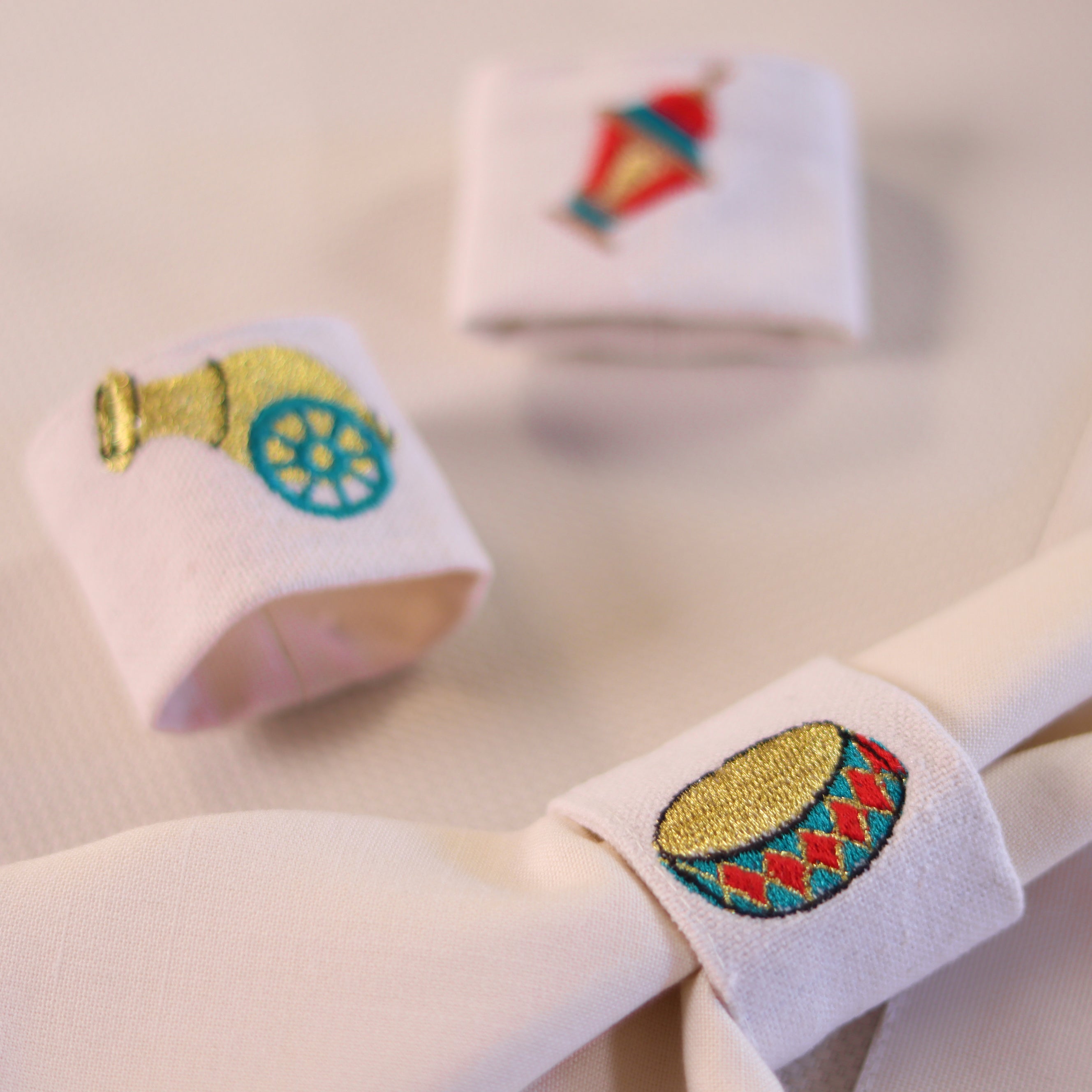 Wahawee Table Napkin Holder Ring Set