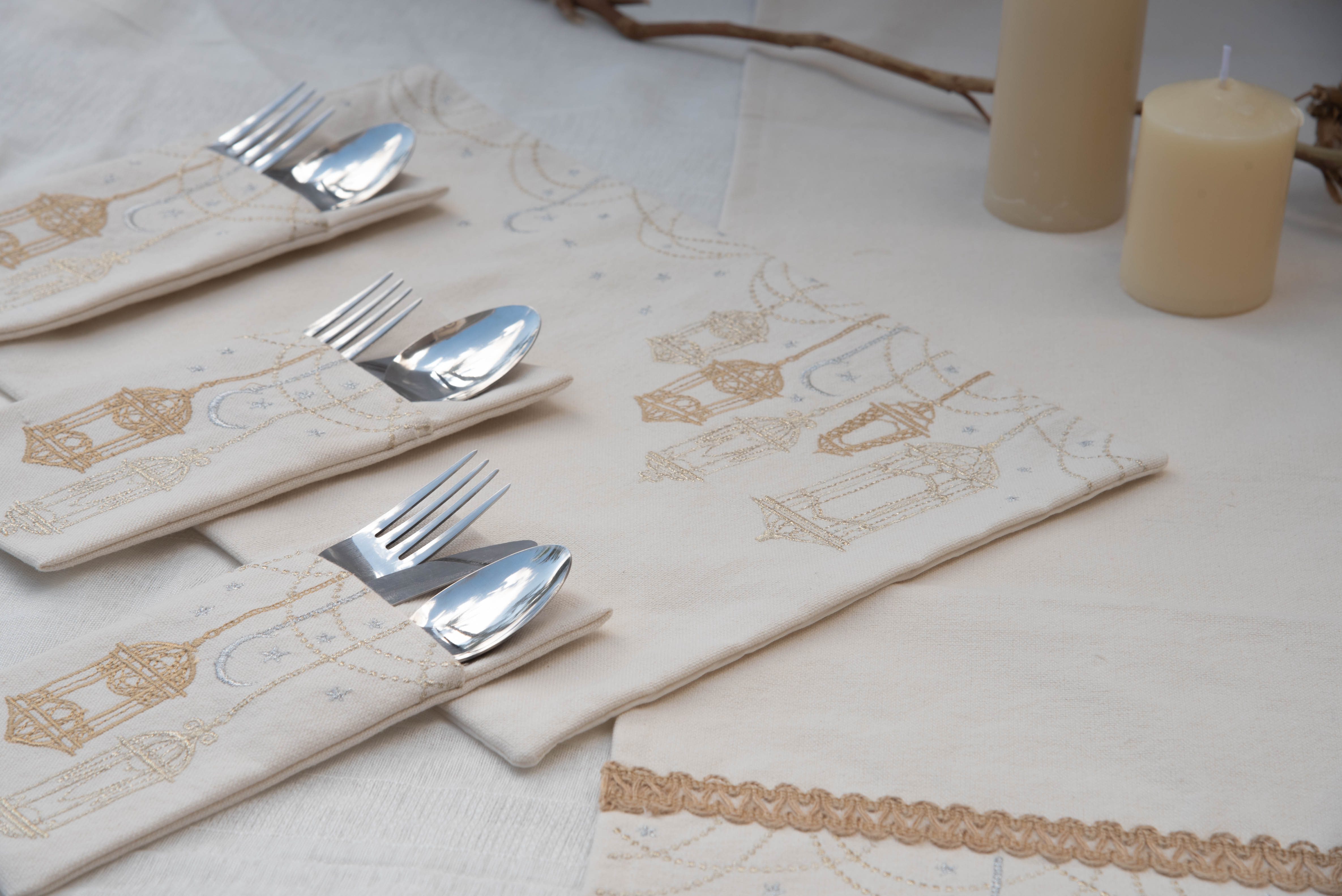 Hanging Lanterns Cutlery Holder Set